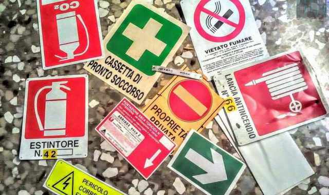 Adelfia, due ragazzi rubano e collezionano cartelli segnaletici: Reato eccitante